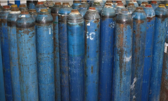 Kékre festett gáz palackok