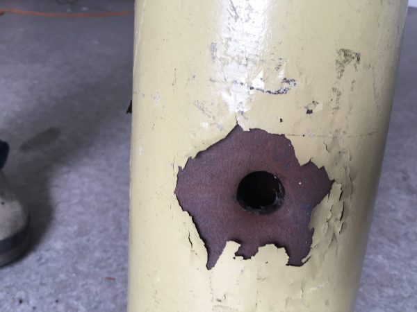 Punched hole -gas cylinder scrapping machine
