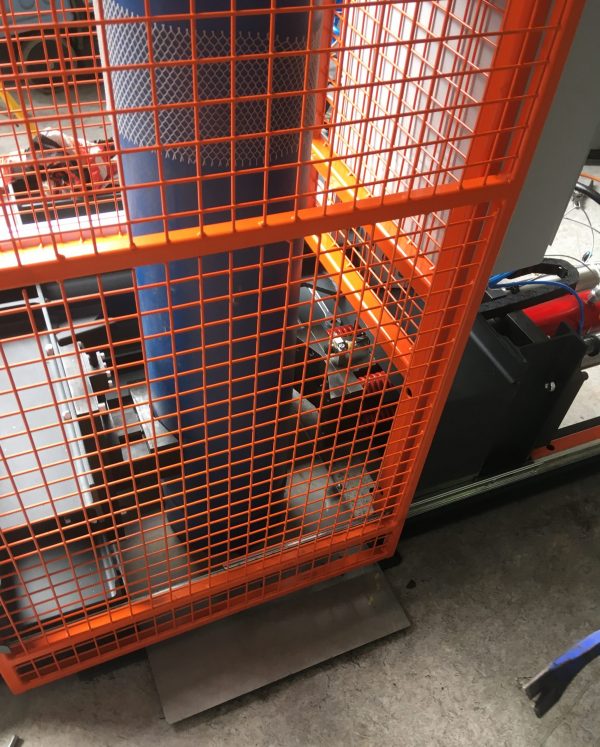 Gázpalack selejtező gép zárt ajtó betöltött palack