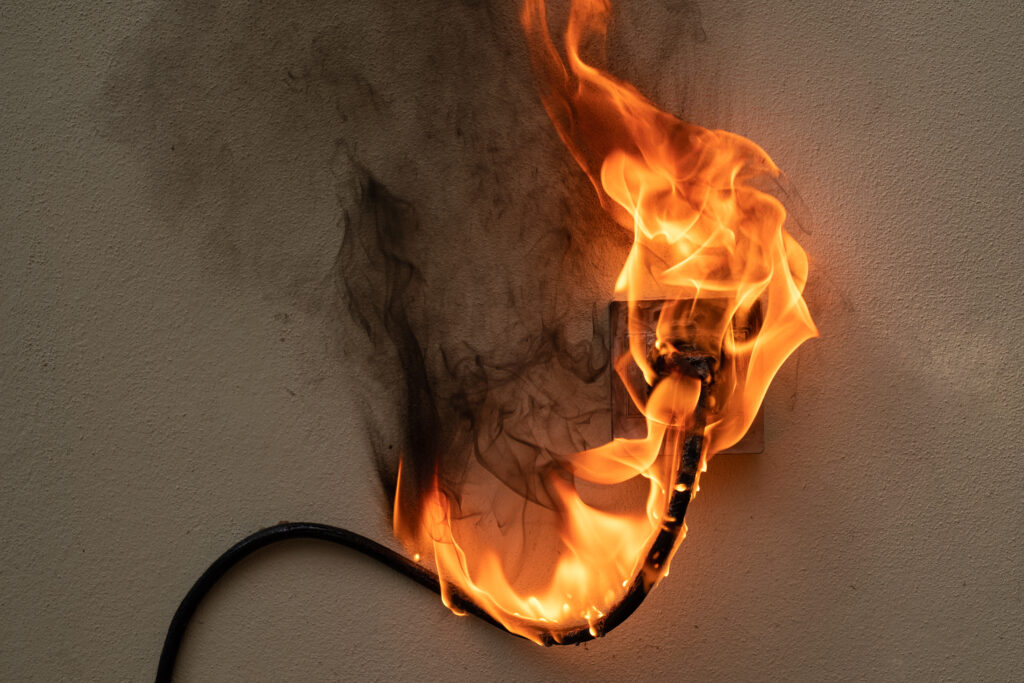A feszültség alatt álló elektromos elemek C osztályú tüzet okozhatnak.